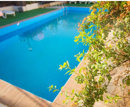 Hermosa piscina rectangular exterior situada muy cerca del vergel de la casa Cuevas de Rolando en Guadix