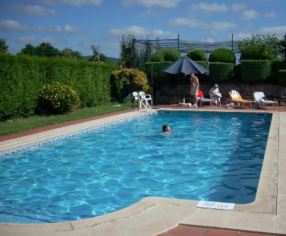 Piscina al aire libre situada en pleno jardín de la Casa da Torre Valga