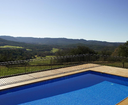 Piscina exterior con vista a la naturaleza en la casa Serra de Dalt en Lladurs