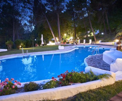 Piscina al aire libre rodeada por un hermoso jardín florístico. Casa Cortijo De Ramón en Cortijos nuevos