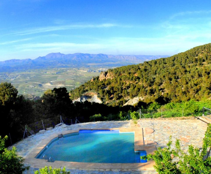 Piscina exterior con hermosa vista hacia el valle y las colinas de Serón Casa Posada del Candil