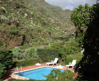 Piscina al intemperie situada al lado de las montañas. Casa Dos Barrancos en Santa Cruz de Tenerife