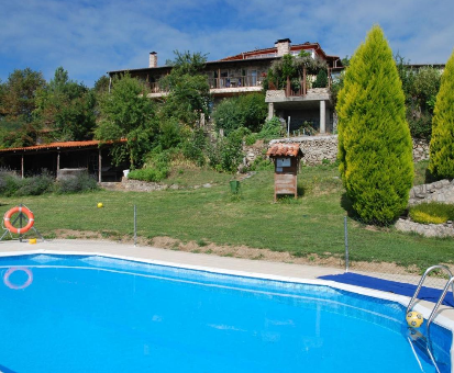 Piscina al aire libre al lado del jardín de la Casa dos Muros en Pantón
