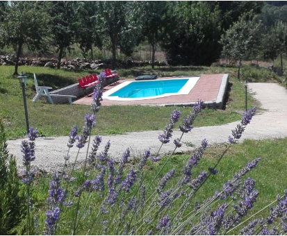 Piscina exterior situada en pleno campo de la Casa rural Duende de Paraxas en Lugo
