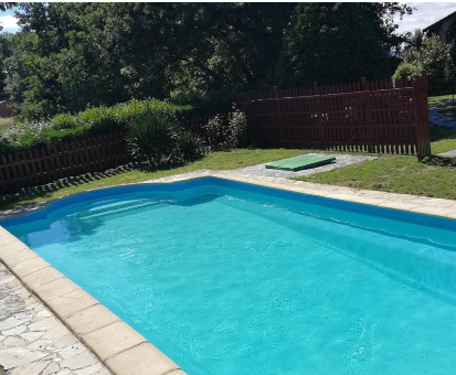 Piscina rectangular al aire libre situada muy cerca del vergel de la casa Duerming Vilamor en Vilamor