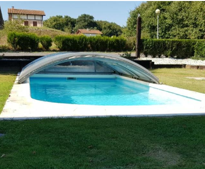 Piscina al aire libre semi techada de la Casa Rural Eguzkilore en Laukiz