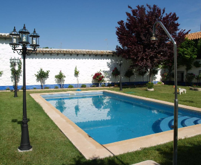 Piscina rectangular exterior situada en pleno jardín de la Casa Rural El Arriero en Los Hinojosos