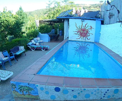 Piscina exterior ubicada en la terraza del Alojamiento Rural El Brazal Lanjarón