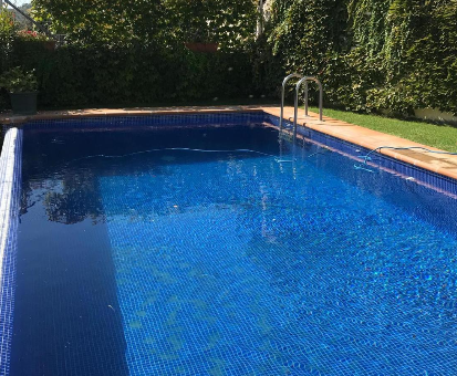 Piscina rectangular al aire libre con hermosa vista al valle. Casa el buen doctor en Brihuega
