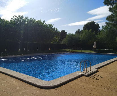 Piscina al aire libre situada en el hermoso jardín de la Casa rural el Carrete de Haro en Fuentelespino de Haro