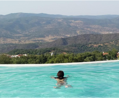 Piscina al aire libre con fabulosa vista hacia las montañas y al pueblo de Cortelazor Finca el Chaparral