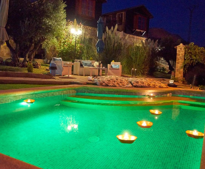 Hermosa piscina al aire libre ubicada en el patio ajardinado de las Cabañas El Descansito en Chillarón de Cuenca