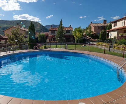hermosa piscina exterior redonda con vista a las altas montañas de Boltaña casa El Despertar