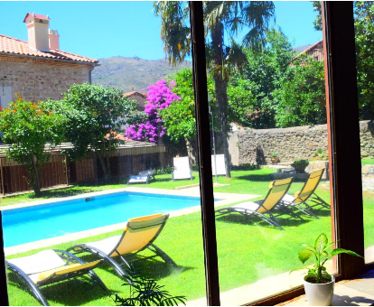 Piscina exterior localizada en el patio de la Casa Rural El Duende del Chafaril San Martín de trevejo