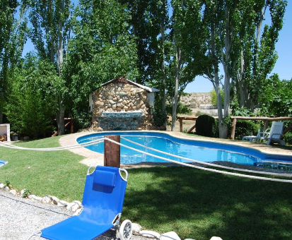 Piscina al aire libre con cascada de la casa rural Cueva El Guindas en Baza