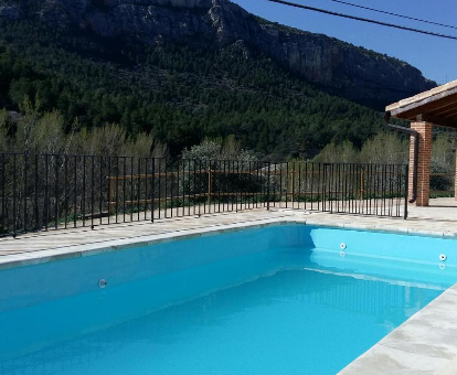 Piscina exterior de la casa el Mirador del tiempo ubicada muy cerca de las montañas en Castellote