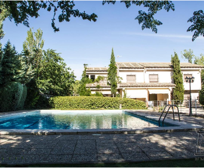 Piscina al aire libre situado en el jardín de la Finca El Molino en Ajofrín