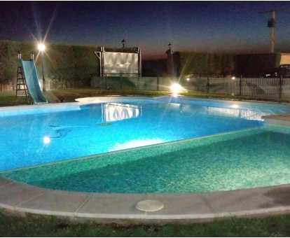 Doble piscina familia exterior ubicada cerca del parque infantil de la Casa El Pedregal en Tornelloso