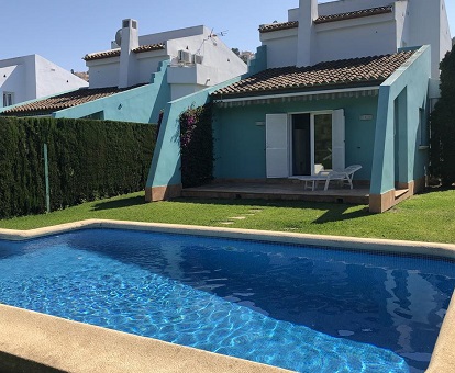 Piscina al aire libre ubicada cerca del jardìn de las Villas el Pinaret Pedreguer 