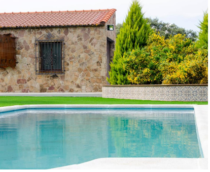 Piscina al aire libre con hermosa vista hacia la naturaleza Casa Rural el Portezuelo en Fuenlabrada de los Montes