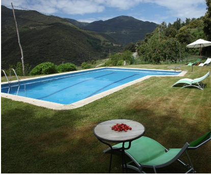 Piscina al aire libre con hermosa vista hacia las montañas de la casa El Porxo de Can Baixeres Montseny