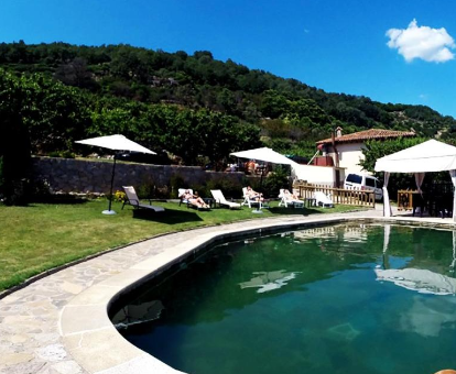 Piscina exterior con impresionante vista a las montañas Casa Rural el Regajo Valle del Jerte en El Torno