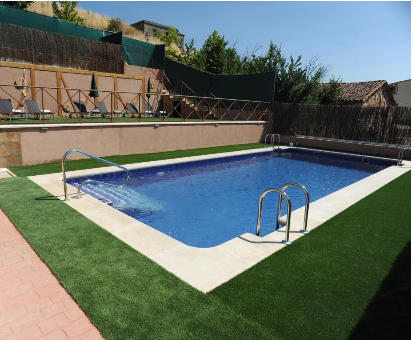 Piscina al aire libre con hermosa vista al pueblo de monasterio . 