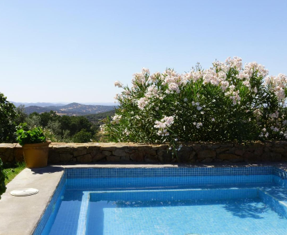 Piscina exterior rectangular que cuenta con una fabulosa vista a las montañas y valles de Monesterio Casa Rural Sierra de Aguafría. Finca El Robledillo