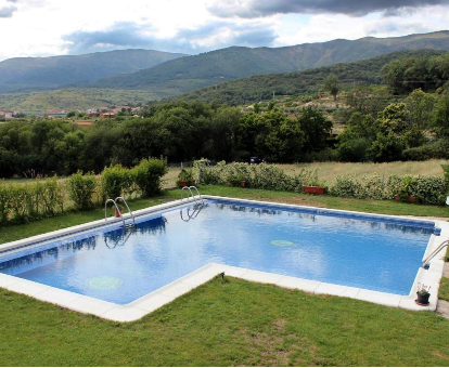 Hermosa piscina exterior con fabulosa vista a las colinas y al valle de Jarandilla de la Vera desde la Casa El Secadero