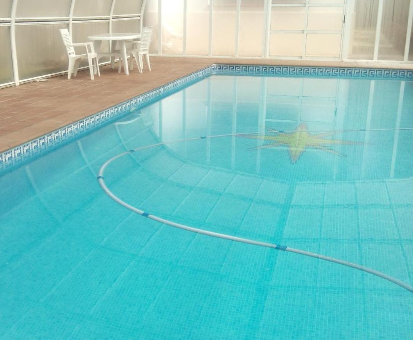 Amplia piscina interior rectangular con hermosos acabados. Casa El Sotillo en Cuenca