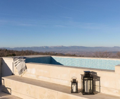Hermosa piscina situada en terraza, con fabulosa vista a las montañas. Villa El Soto en Sojuela