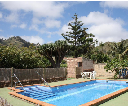 Piscina al aire libre rodeada de un hermoso vergel. Finca el Vergel Rural en Tegueste