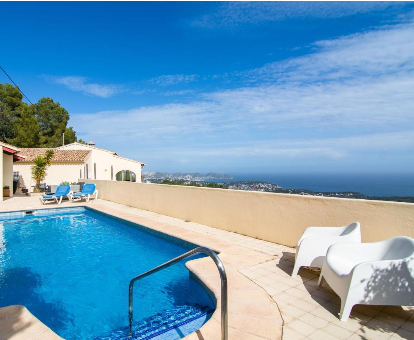 Piscina exterior con majestuosa vista al mar de la Casa Eldorado en Benissa 