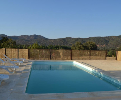 Piscina al aire libre con impactante vista hacia las montañas de Cazalla de la Sierra desde Villa Escutia.