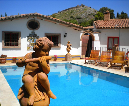 Hermosa piscina al aire libre ubicada en el patio de la Villa Rosillo en Aracena