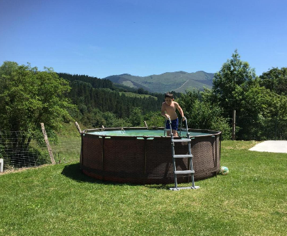 Piscina exterior removible con fabulosa vista hacia el valle de Arciniega Casa Etxeartzi