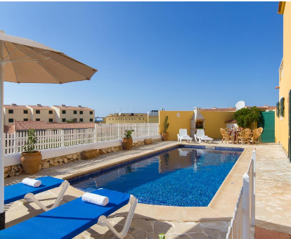 Piscina al aire libre con balcón en Villa Fiesta Cala en Blanes
