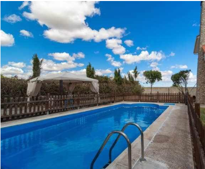 Amplia piscina exterior con hermoso paisaje campestre de la Finca Alonso en Villaralbo