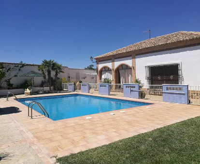 Piscina al intemperie ubicada en el patio trasero de la Finca Las Eras en Herencia