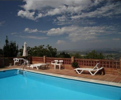 Piscina exterior con impresionante vista al campo y al pueblo. Finca Mercedes La Iruela