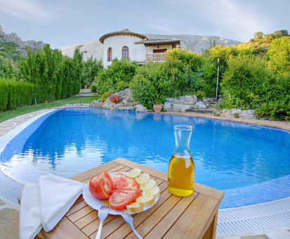 Bonita piscina exterior ovalada de la Finca Rocabella en El chorro