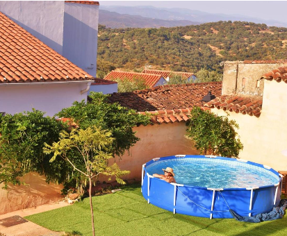 Piscina exterior armable ubicada en el patio de la Casa La Flamenca Inn Cortelazor