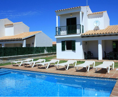 Piscina exterior localizada en la Villa Fuegosol en Cala en Blanes
