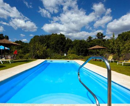 Piscina exterior rectangular instalada en el jardín de la Casas Rurales Fuente Del Aliso en Hervás 