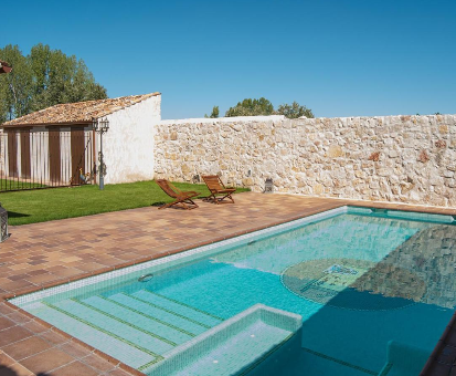 Hermosa piscina exterior ubicada cerca del jardín de la casa Fuente del Pinar en Valdesimonte