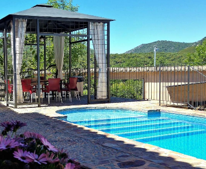 Piscina exterior ubicada en terraza de la Casa La Fuente Gorda en Navas de Estena