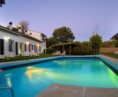 Piscina al aire libre rectangular de la Casa Rural Galaroza Sierra en Galaroza