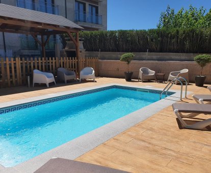 Piscina al aire libre situada en el patio trasero de la Casa Galiñanes en Portonovo