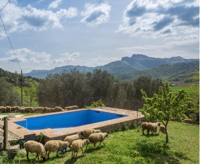 Piscina exterior con vista al valle Casa Rural Mas Garganta La Pinya 