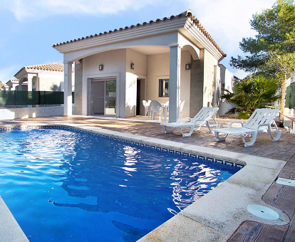 Hermosa piscina ubicada en el exterior en el Chalet Holiday Home Gaviota 6 en Riumar